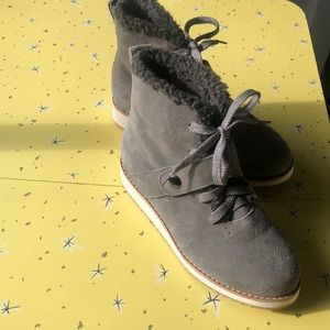 Size 8 grey and white booties. Good condition.